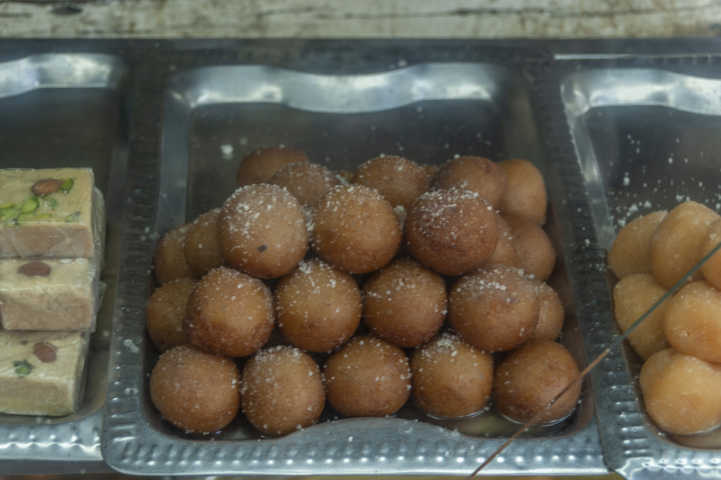 82 - India - Varanasi - tienda de dulces